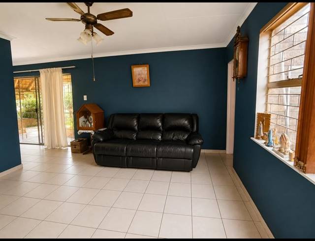 3 BEDROOM TOWNHOUSE FOR SALE IN VANDERBIJLPARK CE 3